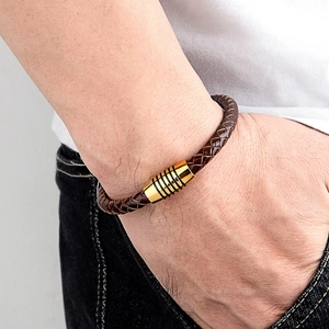 Bracciale da uomo in pelle intrecciata marrone con chiusura magnetica dorata al polso