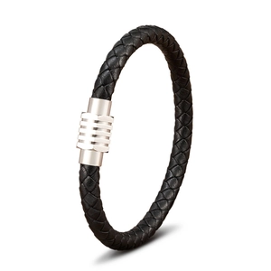Dettaglio di un bracciale in pelle intrecciata nera con chiusura magnetica in acciaio argento
