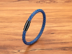Vista dettagliata del bracciale in pelle intrecciata blu scuro con chiusura magnetica nera