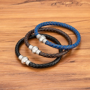 Set di tre bracciali in pelle intrecciata nera, blu e marrone con chiusura magnetica in metallo