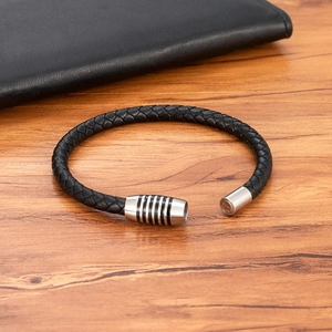Bracciale da uomo 6mm in pelle intrecciata con chiusura magnetica inox su piano legno