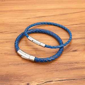 Zweiteiliges Set marineblaue geflochtene Lederarmbänder mit Edelstahl-Magnetverschluss