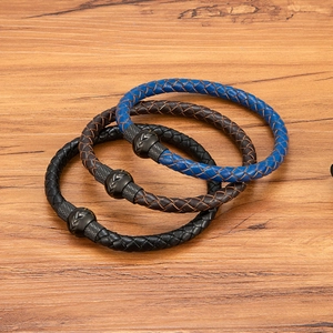 Bracciali da uomo in pelle intrecciata nera, blu e marrone con chiusura magnetica in metallo