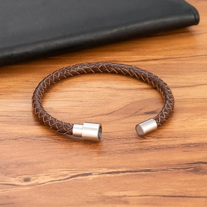 Bracelet en cuir tressé marron foncé avec fermoir magnétique en acier inoxydable argenté