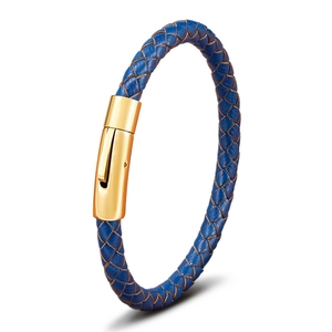 Blaues geflochtenes Lederarmband für Herren mit goldenem Edelstahlverschluss auf weiß