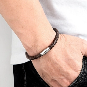 Bracciale da uomo in pelle intrecciata marrone con chiusura magnetica in metallo argento