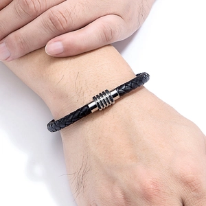 Bracciale da uomo in pelle nera intrecciata con chiusura magnetica in acciaio inossidabile
