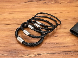 Vue détaillée de divers bracelets en cuir tressé noir avec fermoirs magnétiques argent