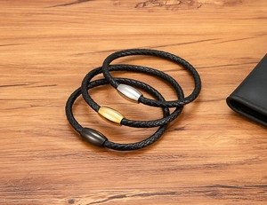 Detaillierte Nahaufnahme schwarzer Lederarmbänder mit magnetischen Verschlüssen aus Stahl
