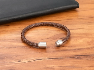 Nahaufnahme von dunkelbraunem Lederarmband mit silbernem Magnetverschluss aus Metall