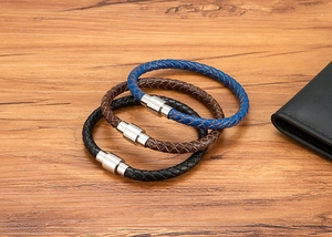 Gros plan détaillé de bracelets en cuir tressé bleu et marron avec fermoirs magnétiques