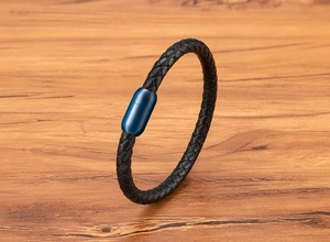 Vue détaillée du bracelet homme en cuir tressé noir avec fermoir magnétique bleu