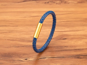 Gros plan d'un bracelet en cuir bleu de 5mm avec fermoir magnétique doré en acier