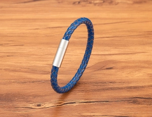 Vue détaillée d'un bracelet en cuir tressé bleu avec fermoir magnétique en acier inoxydable