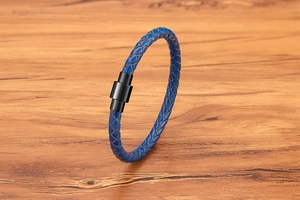 Détail d'un bracelet en cuir tressé bleu avec fermoir magnétique en acier noir