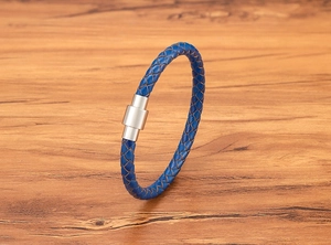 Gros plan sur bracelet en cuir tressé bleu avec fermoir magnétique en acier inoxydable