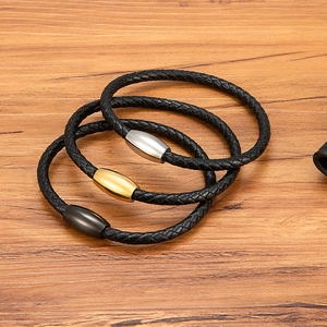 Drei geflochtene schwarze Lederarmbänder mit Magnetverschlüssen in Silber, Gold und Gunmetal