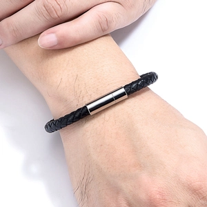 Bracelet minimaliste en cuir tressé noir pour hommes avec fermoir magnétique argenté