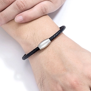 Minimalistisches schwarzes geflochtenes Lederarmband mit Magnetverschluss aus Edelstahl