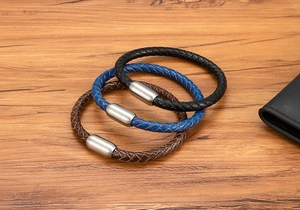 Detailansicht geflochtener Lederarmbänder in Schwarz, Blau und Braun mit Magnetverschluss aus Stahl