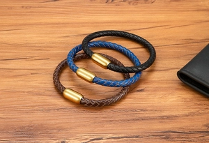 Drei geflochtene Lederarmbänder in Schwarz, Blau und Braun mit goldenem Magnetverschluss