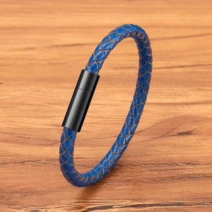 Bracelet tressé en cuir bleu pour homme avec fermoir magnétique noir sur bois