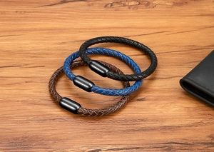 Detailansicht geflochtener Lederarmbänder in Schwarz, Blau und Braun mit Magnetverschluss