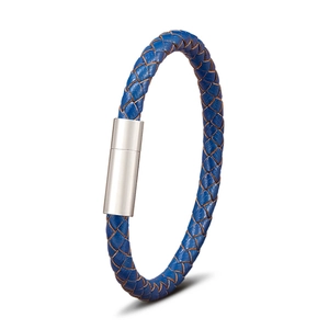 Bracelet en cuir tressé bleu pour homme avec un fermoir magnétique argenté sur fond blanc