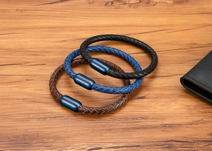 Nahaufnahme von Lederarmbändern in Schwarz, Blau und Braun mit Magnetverschluss aus Stahl