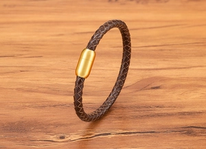 Detailaufnahme des braunen Lederarmbands mit goldenem Edelstahl-Magnetverschluss für Herren