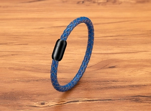 Detail von blauem geflochtenem Lederarmband mit schwarzem matten Edelstahl-Magnetverschluss