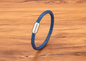 Detailaufnahme des dunkelblauen geflochtenen Lederarmbands mit mattem Edelstahlverschluss