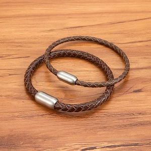 Set aus braunen geflochtenen Lederarmbändern mit gebürstetem Edelstahlverschluss