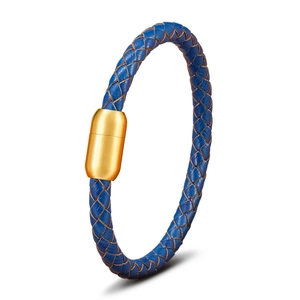 Blaues geflochtenes Lederarmband mit goldenem Magnetverschluss aus Edelstahl auf Weiß