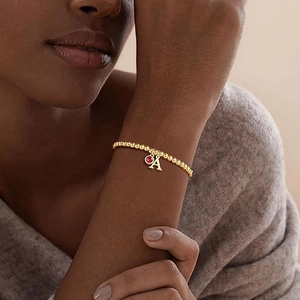Goldene Perlenarmband mit rotem Geburtsstein und Buchstaben-A-Anhänger für Damen