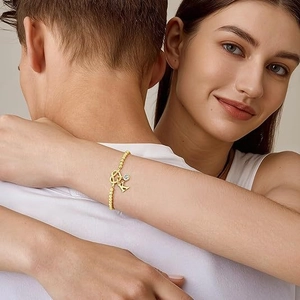 Bracelet à perles dorées avec breloque cœur, croix en zircone et pendentif lettre K
