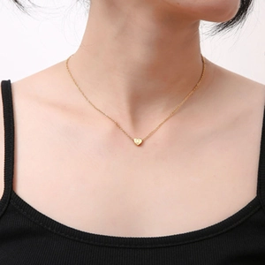 Collier coeur doré à la mode avec pendentif lettre U pour femme sur mannequin