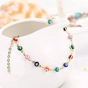 Bunte Evil Eye Fußkette mit Goldkette und Verlängerung auf weißer Keramikschale