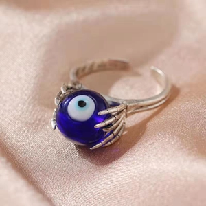 Verstellbarer Evil Eye Spinner-Ring mit tiefblauer Perle und silberner Krallenfassung