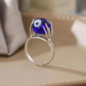 Gothic-Ring mit blauem bösem Blick und Totenkopfhänden zur Linderung von Stress und Angst