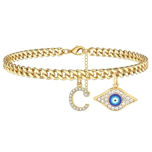 Goldenes Gliederkettenarmband mit bösem Blick und Zirkonia-Buchstaben C auf weißem Hintergrund