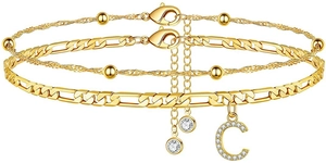 Detailaufnahme der zweilagigen goldenen Fußkette mit Figaro-Kette und Zirkon-Buchstabe C