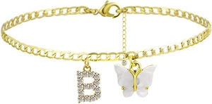 Detail der goldenen Gliederkette mit Buchstaben B Anhänger und weißem Schmetterling
