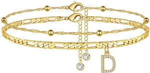 Detail der goldenen doppellagigen Fußkette mit Zirkonia-Buchstabe D und Perlen-Kordelkette