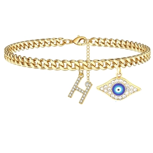 Detailansicht der goldenen Panzerkette Fußkette mit Zirkonia H-Anhänger und blauem Auge
