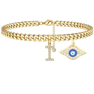 Detail der goldenen Gliederkette mit Zirkonia Buchstabe I und Evil Eye Anhängern