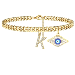 Detailansicht der goldenen Panzerkette mit Evil Eye Anhänger und Buchstaben-K-Anhänger