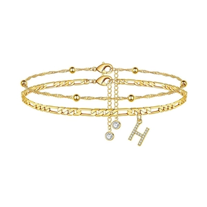 Dreilagiges goldenes Fußkettchen-Set mit Figaro-Kette und Zirkonia Buchstabe H Anhänger