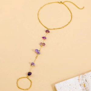 Vue détaillée de pierres violettes sur une chaîne de sandale de plage en alliage doré