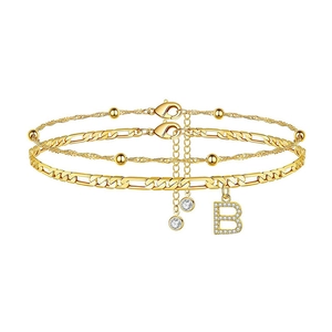 Zweilagiges goldenes Fußkettchen-Set mit Figaro-Kette, Buchstaben-B-Anhänger und Zirkonia